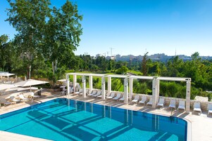 Una piscina al aire libre de temporada