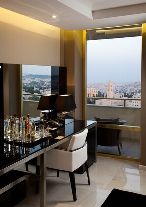 King Solomon Executive Suite | Hypo-allergenic bedding, in-room safe, desk, blackout curtains