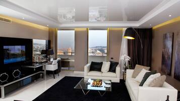 Standaard kamer | Woonruimte | Een 32-inch lcd-televisie met kabelzenders en televisie