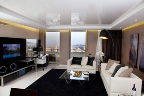 King Solomon Executive Suite | Living area | 32-inch LCD TV with cable channels, TV - Leonardo Plaza Hotel Jerusalem (Jerusalem)