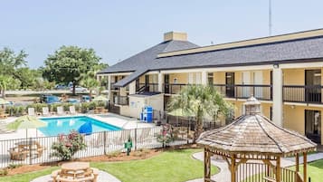Una piscina al aire libre de temporada, sillones reclinables de piscina