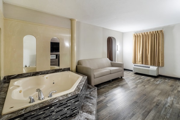 Suite, 1 Tempat Tidur King, Bebas Asap Rokok, jet tub | Meja kerja, setrika/meja setrika, dan tempat tidur bayi gratis