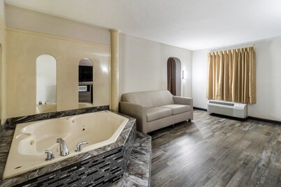 Red Roof Inn & Suites Jackson, TN