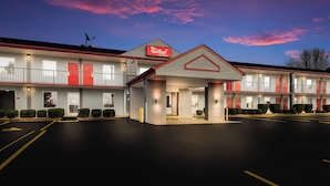 A Red Roof Inn with a two-story structure, a covered entrance, and a parking lot. - Red Roof Inn & Suites Jackson, TN (Jackson)