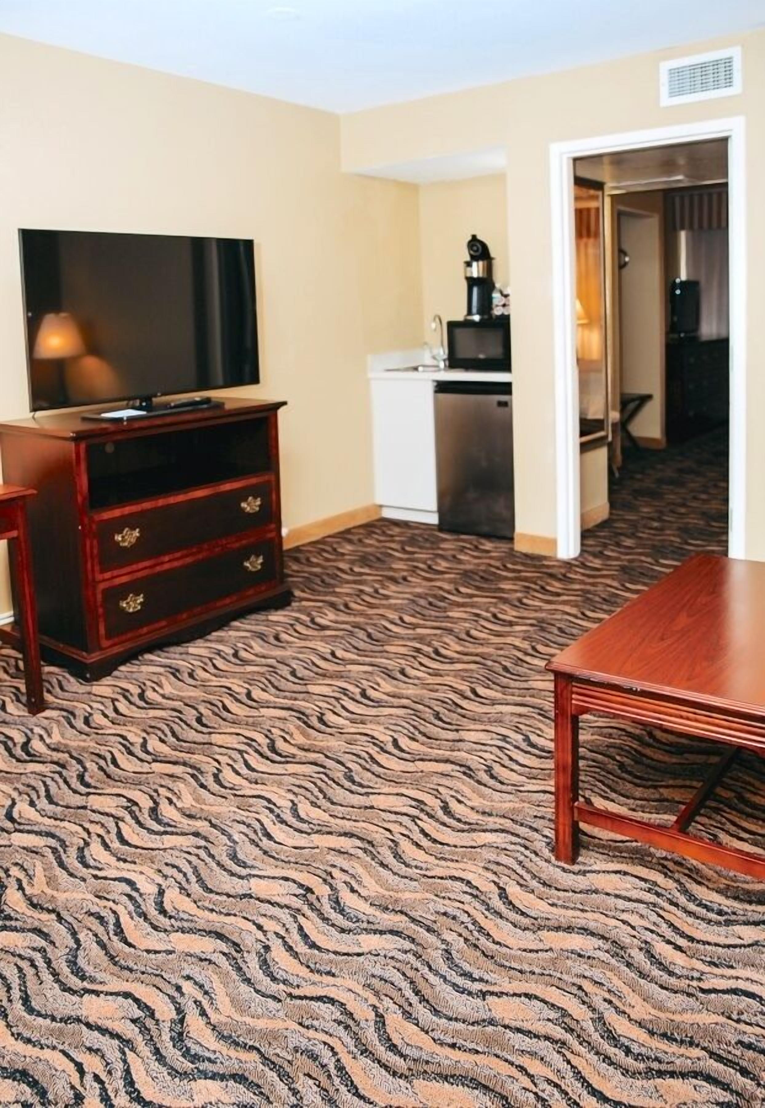 suite, 1 bedroom | hypo-allergenic bedding, blackout curtains, iron/ironing board