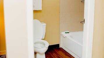 Un baño con inodoro, ducha y bañera.