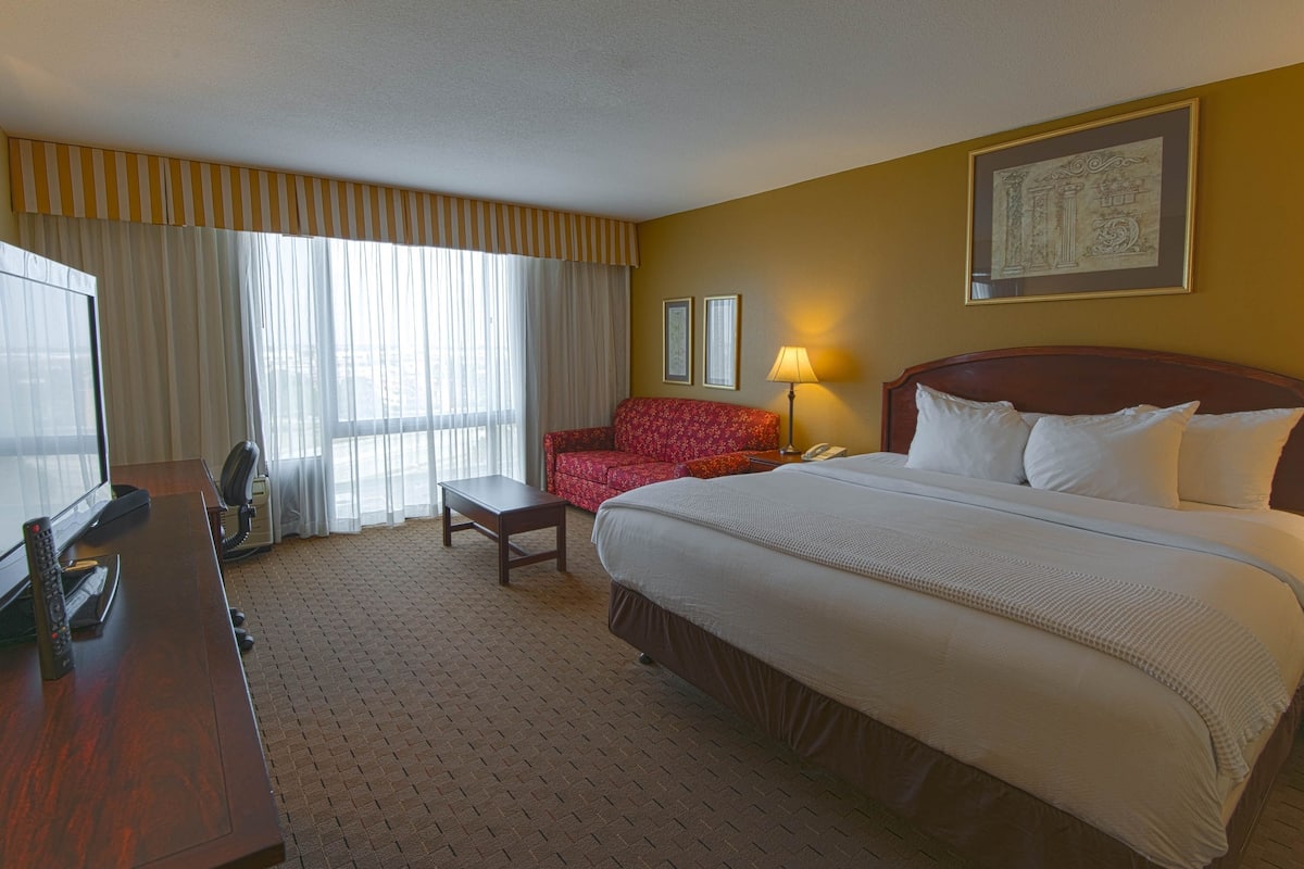 Hypo-allergenic bedding, blackout drapes, iron/ironing board, free WiFi