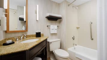 Kombinasi shower/bathtub dan perlengkapan mandi gratis