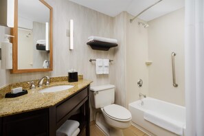 Combined shower/tub, free toiletries, hair dryer, towels