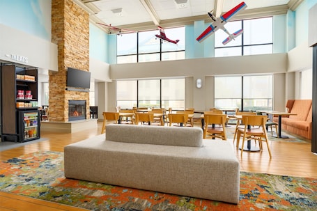 Lobby. Hampton Inn by Hilton Chicago-Midway Airport