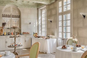 Se ofrece un desayuno bufé (21 EUR por persona)