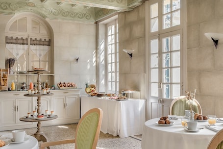 Desayuno buffet diario (EUR 21 por persona)