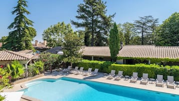 Outdoor pool, pool umbrellas, sun loungers
