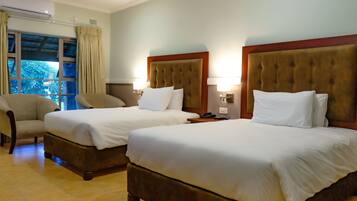 Cortinas blackout, tabla de planchar con plancha y ropa de cama