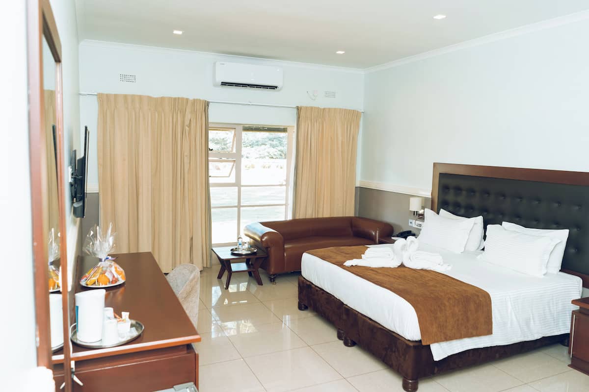 Habitación Deluxe doble | Cortinas opacas, tabla de planchar con plancha, ropa de cama
