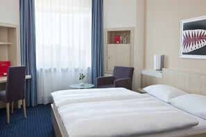 Minibar, värdeförvaringsskåp på rummet och skrivbord