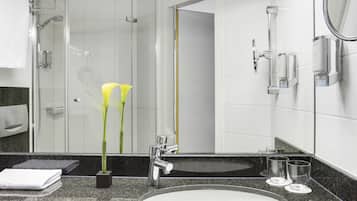 Een douche, een haardroger, handdoeken