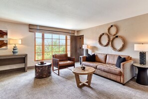 Suite, 1 habitación, patio | Sala de estar | Smart TV de 49 pulgadas con canales premium, una televisión