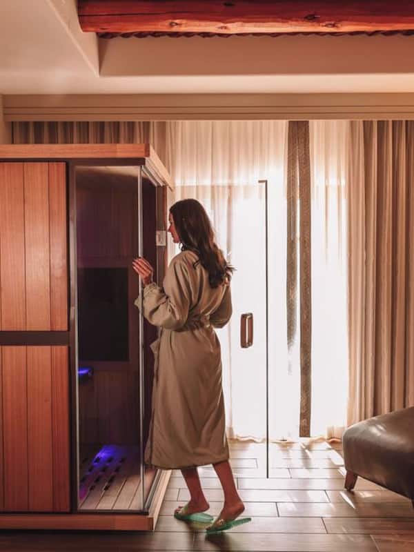 Couples treatment rooms, sauna, hot tub, body treatments, aromatherapy