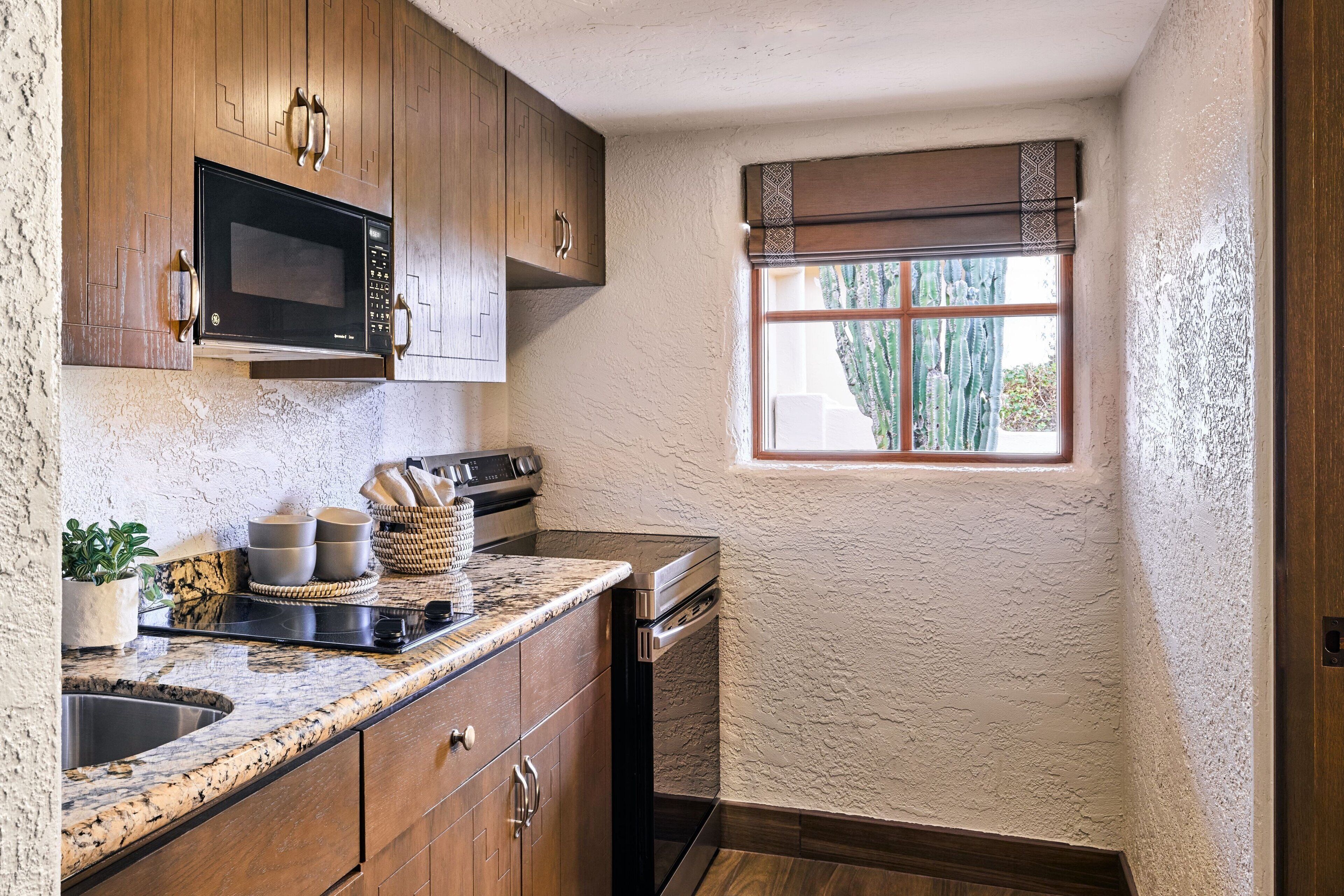 suite, 3 bedrooms, non smoking, fireplace | private kitchen | fridge, microwave, coffee/tea maker