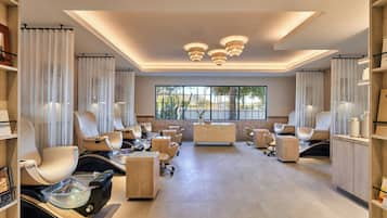 2 间酒吧/酒廊、池畔酒吧