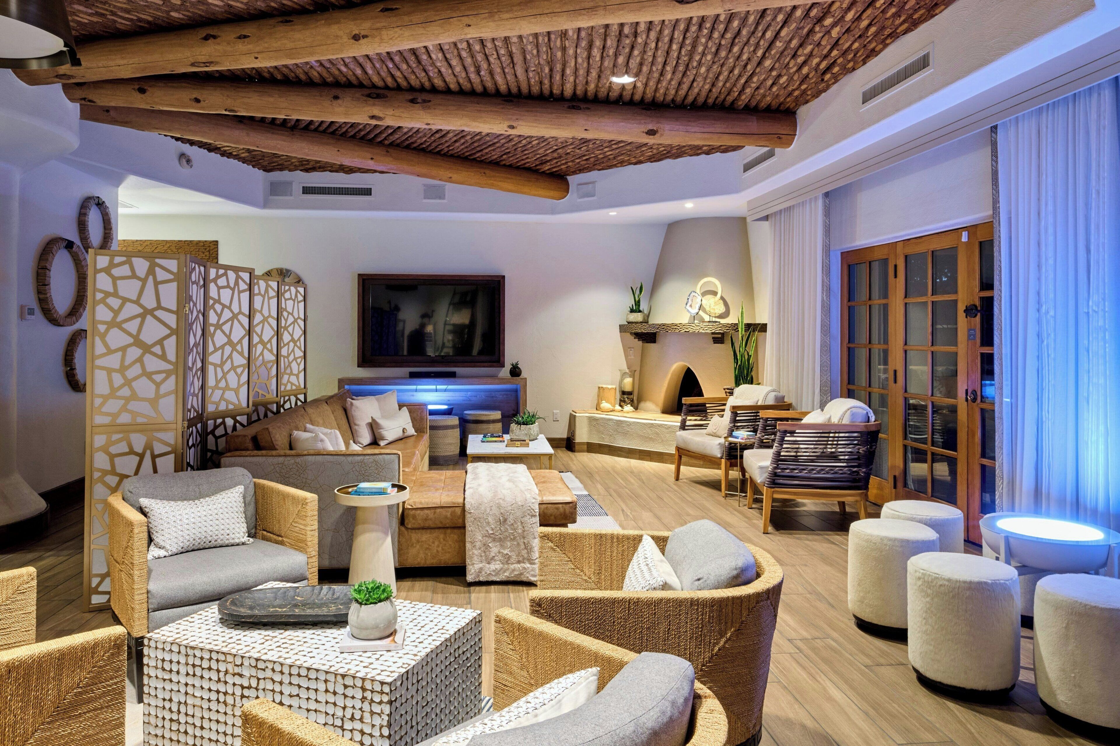 2 bars/lounges, poolside bar