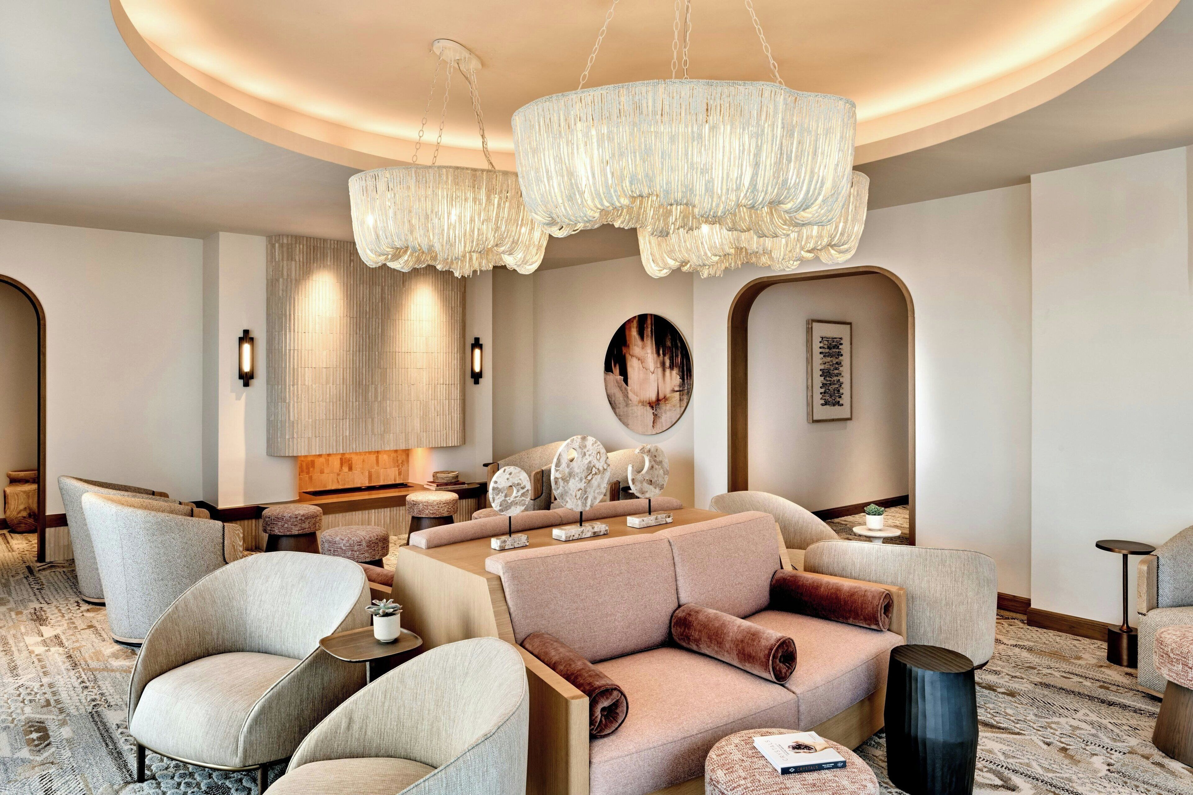 Un espace de détente moderne, doté de sièges confortables, d’un éclairage d’ambiance et d’éléments décoratifs.