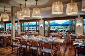 Petit déjeuner buffet (29 USD par personne)