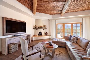 Suite, 1 habitación, chimenea | Sala de estar | Smart TV de 49 pulgadas con canales premium, una televisión