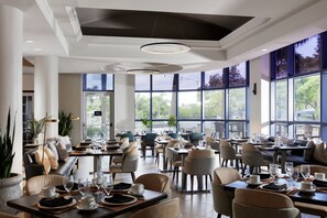 Tägliches Frühstücksbuffet (21 USD pro Person)