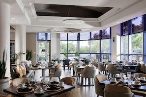 Tägliches Frühstücksbuffet (21 USD pro Person)
