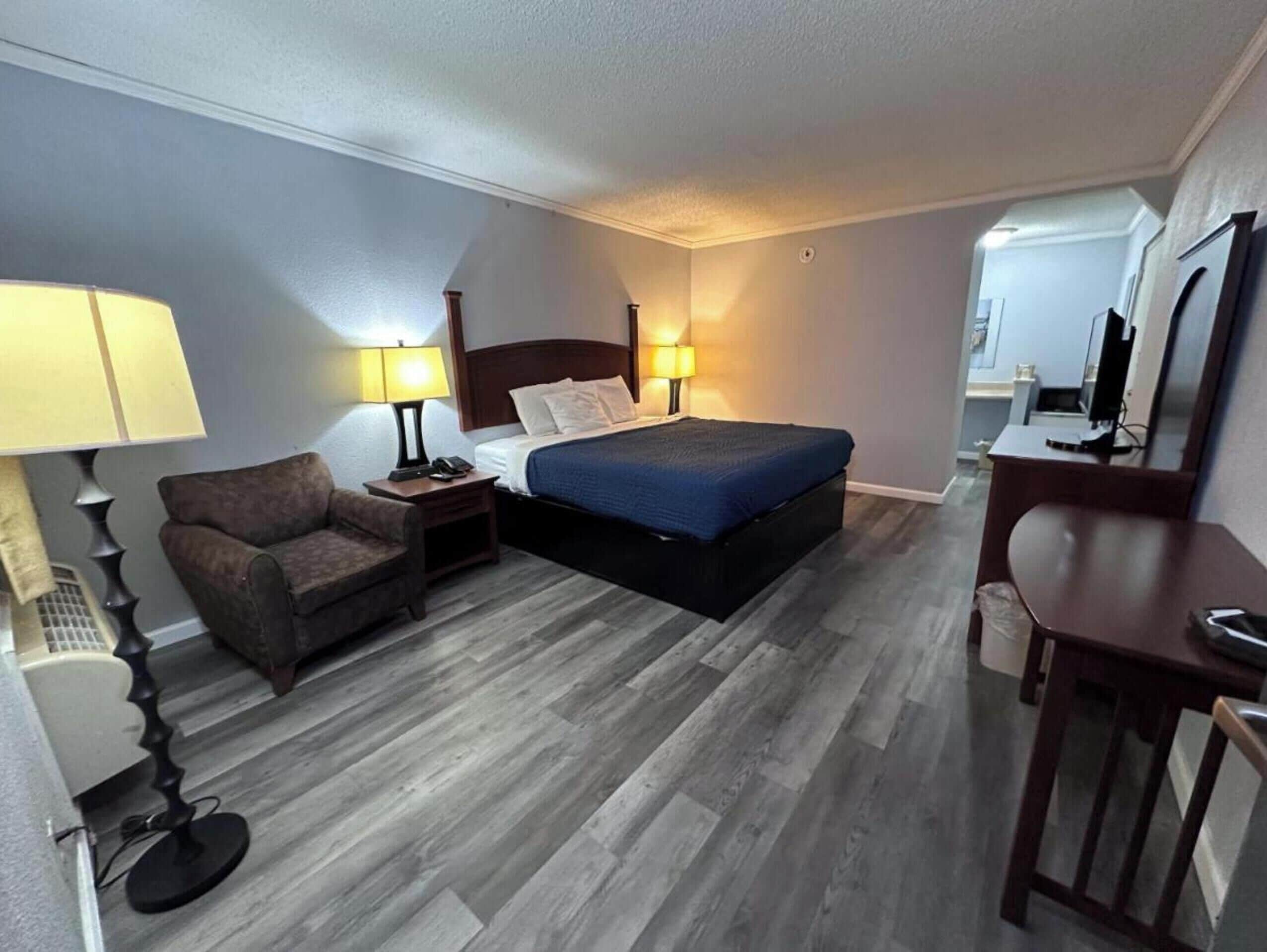 Ropa de cama de alta calidad y caja de seguridad en la habitación 