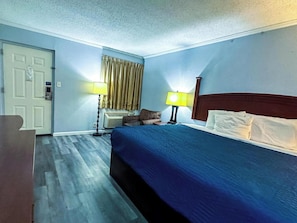 Premium bedding, in-room safe, desk, iron/ironing board - Jacksonville Inn (Jacksonville)