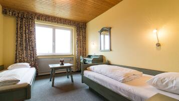 Standard-Doppelzimmer | Allergikerbettwaren, Schreibtisch, Bügeleisen/Bügelbrett