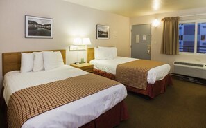 Bàn, màn/rèm cản sáng, bàn ủi/dụng cụ ủi quần áo 