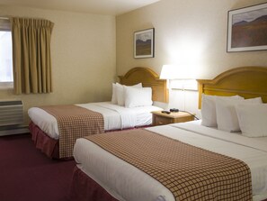 Bàn, màn/rèm cản sáng, bàn ủi/dụng cụ ủi quần áo