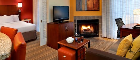 Suite, 1 queensize bed met slaapbank, open haard (One Bedroom with Fireplace) | 1 slaapkamer, een bureau, een laptopwerkplek