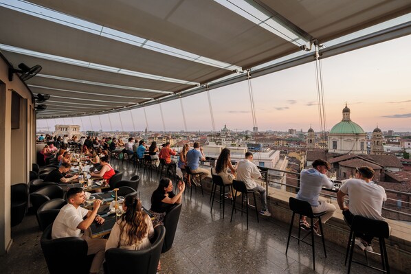 Breakfast and dinner served, local and international cuisine