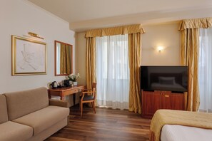 Superior Triple Room | 1 bedroom, hypo-allergenic bedding, down comforters, pillowtop beds