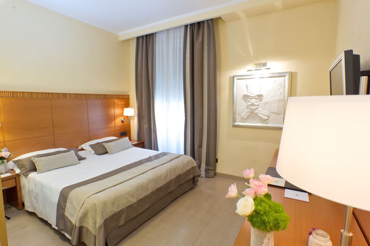 Hypo-allergenic bedding, down comforters, pillowtop beds, minibar