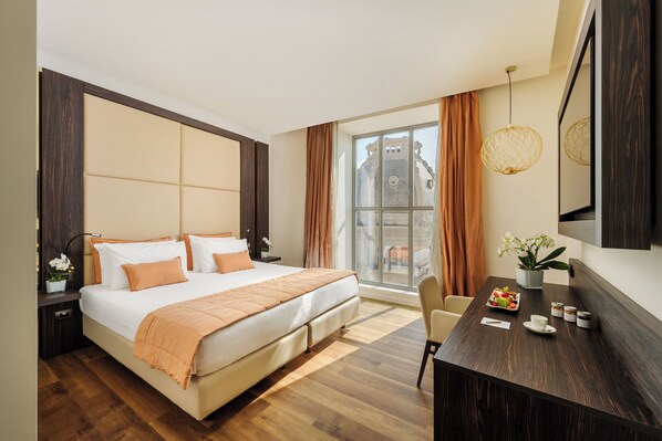 Executive Double or Twin Room | 1 bedroom, hypo-allergenic bedding, down comforters, pillowtop beds