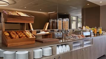 Se ofrece un desayuno bufé (21 EUR por persona)