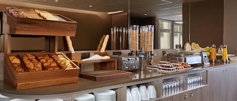 Desayuno buffet diario (EUR 21 por persona)