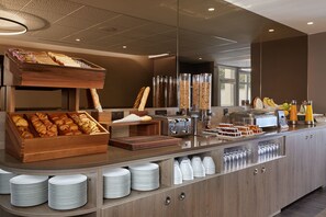 Tägliches Frühstücksbuffet (21 EUR pro Person)