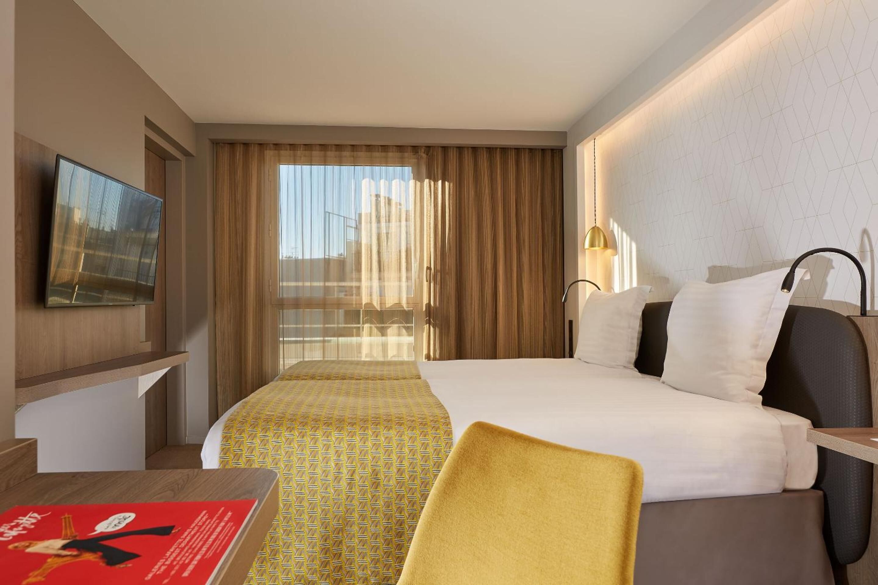 premium bedding, in-room safe, desk, laptop workspace