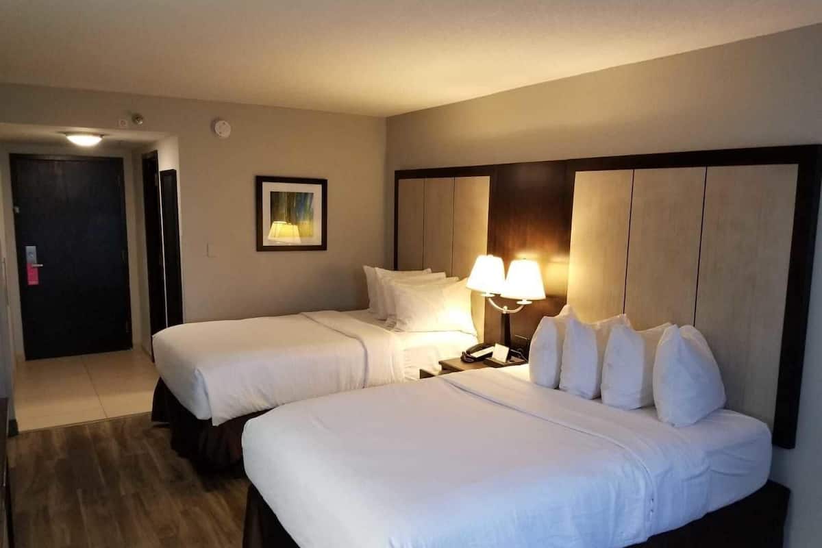 Camas con efecto memoria y caja de seguridad en la habitación