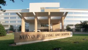 Letrero del Edificio y Hospital Mayo, con un diseño arquitectónico moderno.
