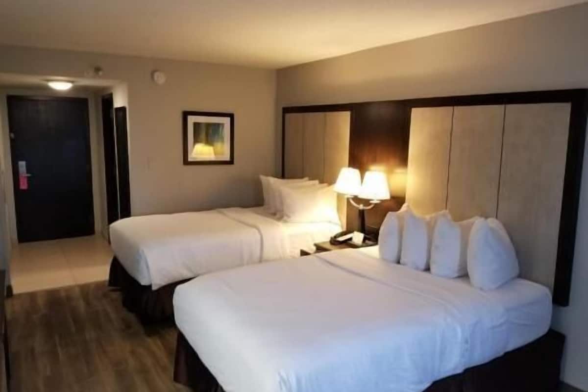 Camas con efecto memoria y caja de seguridad en la habitación