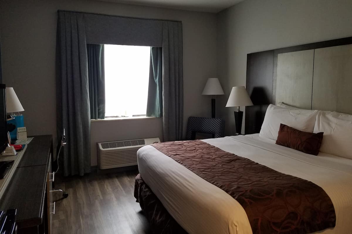 Deluxe-Zimmer, 1 King-Bett | Betten mit Memory-Foam-Matratzen, Zimmersafe, individuell eingerichtet