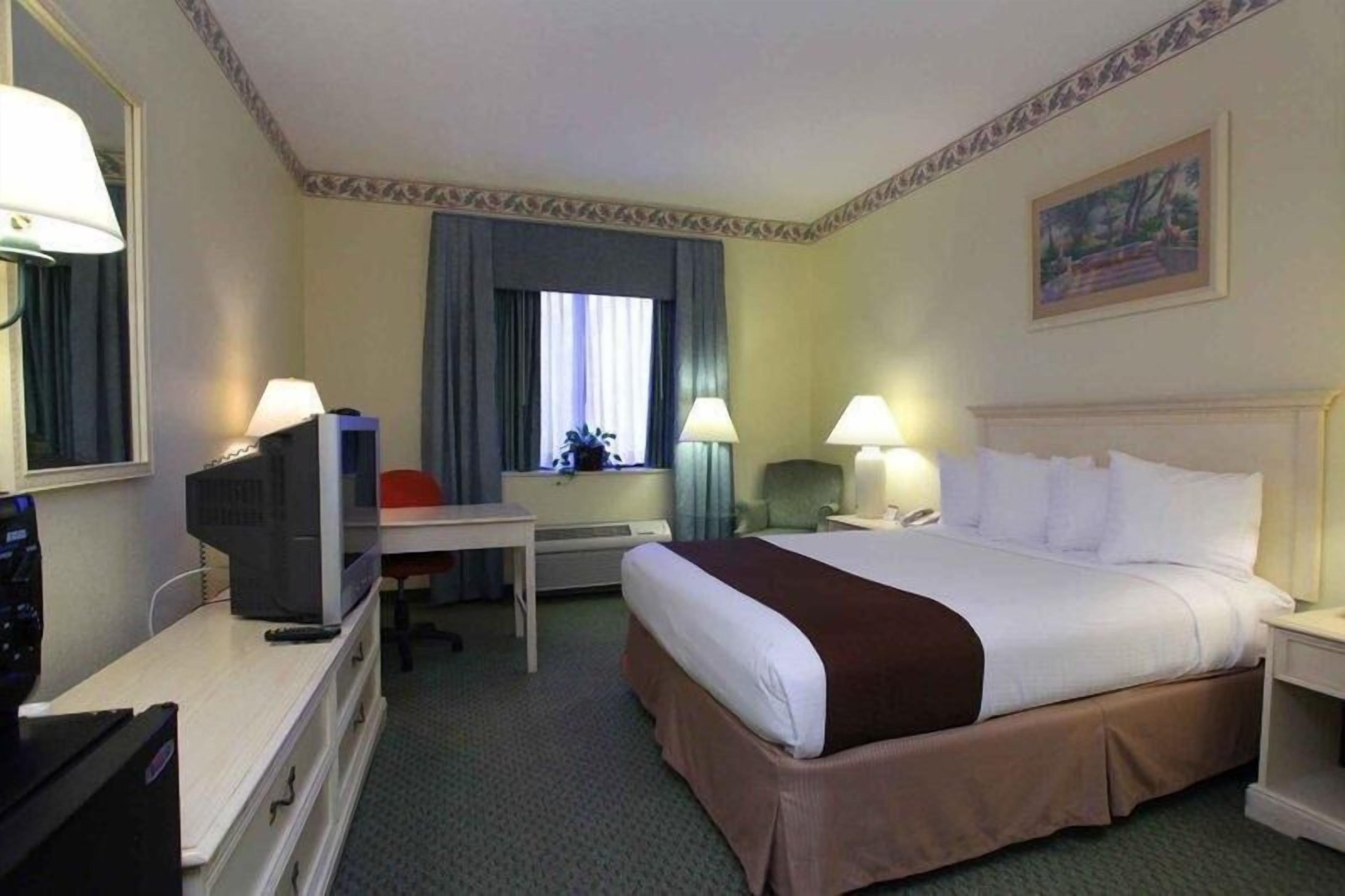 Memory foam beds, in-room safe, individually furnished, desk